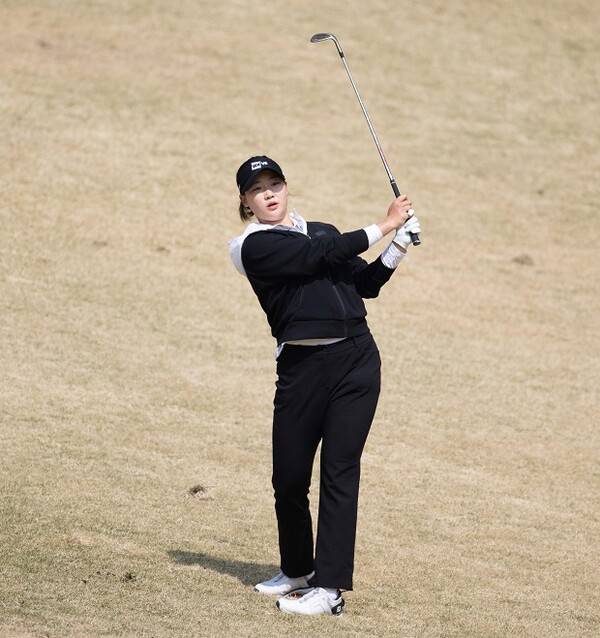 2025년 한국여자프로골프(KLPGA) 투어 '국내 개막전' 두산건설 위브 챔피언십에 출전한 김민솔 프로가 1라운드에서 경기하는 모습이다. 사진제공=KLPGA