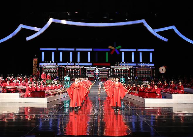 국립국악원 단원들이 서울 서초구 국립국악원 예악당에서 '종료제례악'을 선보이고 있다. (ⓒ뉴스1, 무단 전재-재배포 금지)