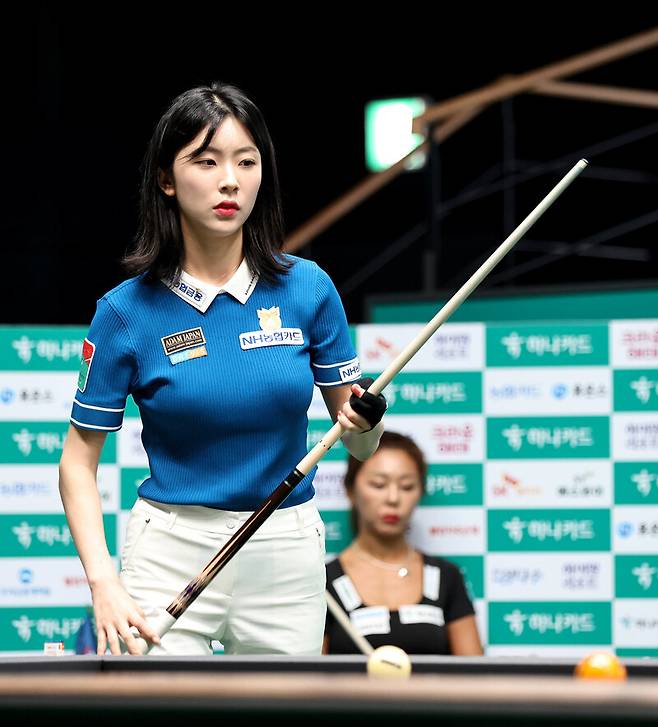 여자프로당구 최고의 스타로 뜬 정수빈이 지난해 하나카드 챔피언십 대회에서 김가영을 상대로 큐를 잡고 있다. 그는 당시를 회상하며 “어떻게 이겼는지 모르겠다”고 했지만, 최강의 김가영을 꺾으면서 팬들에게 강력한 인상을 남겼다. PBA 제공