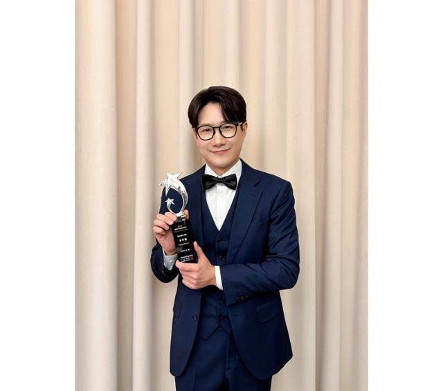 방송인 조우종이 '제13회 대한민국 예술 문화인 대상 시상식'에서 수상의 영예를 안았다. FNC엔터테인먼트 제공