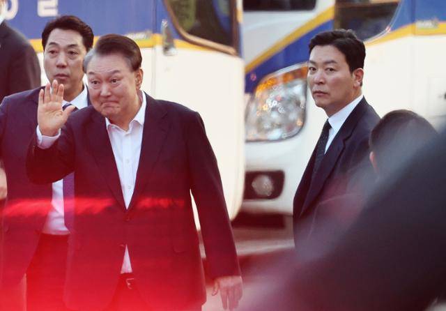 지난달 8일 법원의 구속취소 청구 인용으로 석방된 윤석열 대통령이 경기 의왕시 서울구치소에서 풀려난 가운데 지지자들에게 인사하는 윤 대통령의 곁에서 김성훈(오른쪽) 대통령경호처 차장이 밀착 경호를 하고 있다. 뉴스1