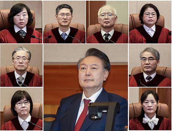 사진 윗줄 왼쪽부터 시계방향으로 헌법재판소 대심판정에 앉은 정계선, 문형배, 정형식, 김복형, 조한창, 정정미 헌법재판관, 윤 대통령, 이미선, 김형두 헌법재판관. 사진공동취재단