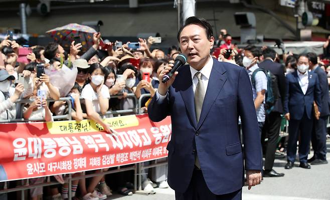 윤석열 전 대통령이 대구 중구 서문시장을 방문해 시민들에게 인사말을 하던 모습. 대통령실사진기자단