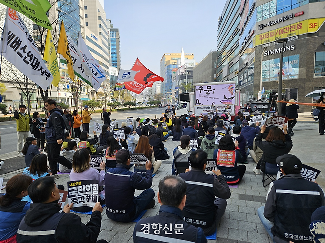 4일 윤석열 전 대통령에 대한 헌법재판소의 탄핵소추안 인용 결정이 내려지기에 앞서 대전 서구 은하수네거리에서 파면 촉구 집회가 열리고 있다. 이종섭 기자