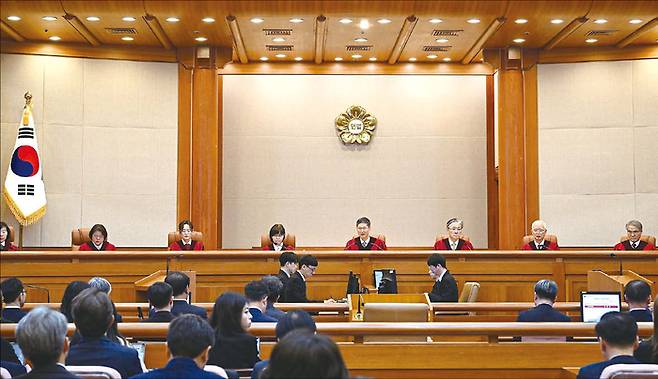 문형배 헌법재판소장 권한대행은 4월 4일 오전 11시 22분 대심판정에서 열린 윤석열 전 대통령 탄핵심판 사건의 선고 재판에서 “재판관 8명 전원의 일치된 의견으로 주문을 선고한다”며 “피청구인 대통령 윤석열을 파면한다”고 밝혔다. (사진공동취재단)