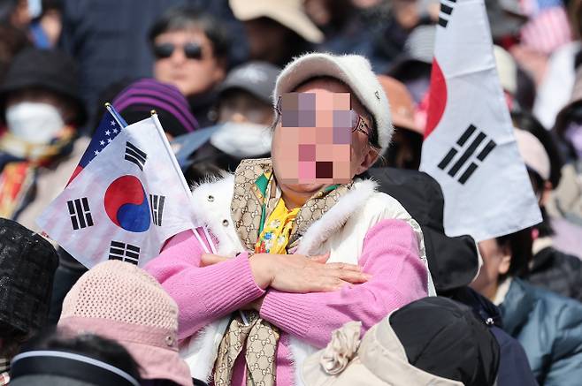 서울 용산구 한남동 대통령 관저 인근에서 40대 남성이 분신을 시도했으나 인화물질이 없어 다행히 해프닝으로 마무리됐다.사진은 윤석열 대통령의 탄핵 심판이 인용된 4일 서울 용산구 한남동 대통령 관저 앞에서 자유통일당 관계자와 윤석열 대통령 지지자들이 오열하고 있는 모습. /사진=뉴스1