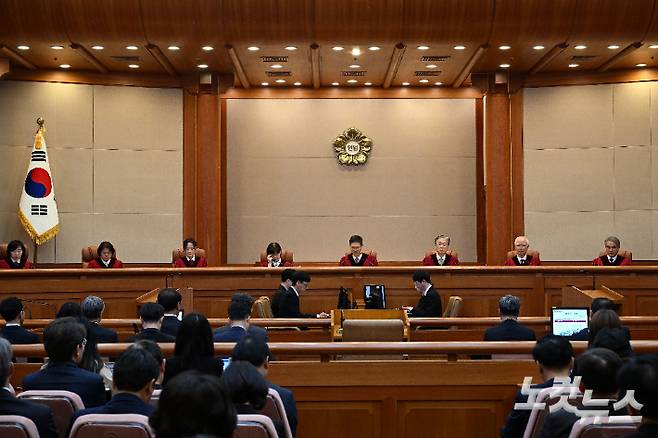 문형배 헌법재판소장 직무대행이 4일 오전 서울 종로구 헌법재판소 대심판정에서 윤석열 대통령 탄핵심판 선고를 하고 있다. 사진공동취재단