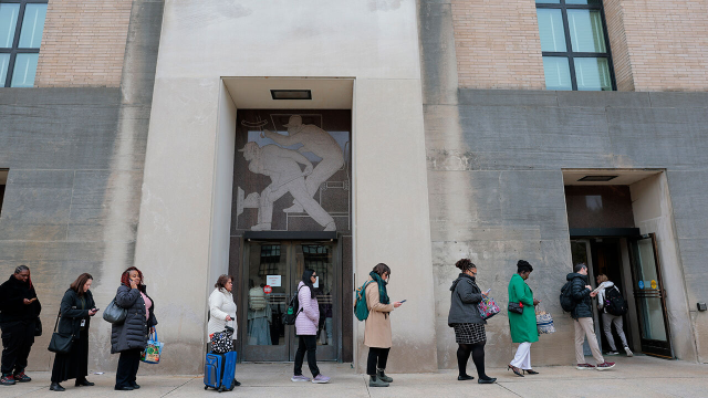 1일(현지 시간) 출근하기 위해 청사 앞에 줄 선 미국 보건복지부 직원들. 로이터 연합뉴스
