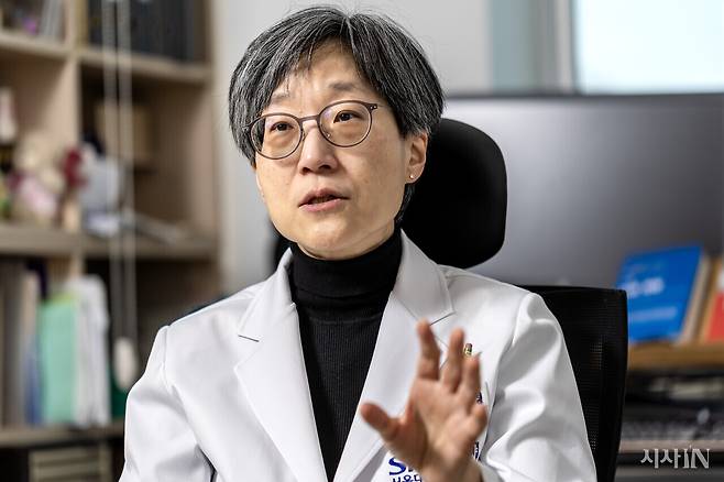 3월19일 서울대학교 어린이병원에서 <시사IN>과 인터뷰 중인 강희경 교수. ⓒ시사IN 박미소