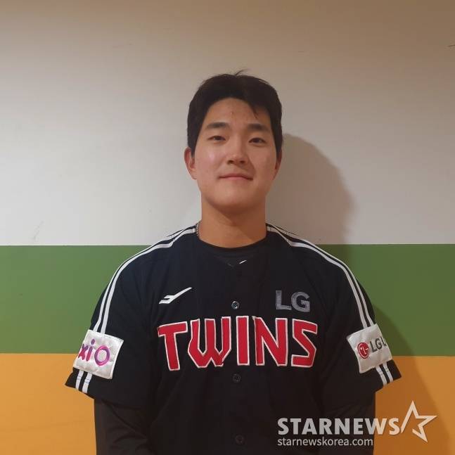 LG 문정빈이 3일 수원 KT전에 앞서 스타뉴스와 인터뷰에 응하고 있다. /사진=김동윤 기자