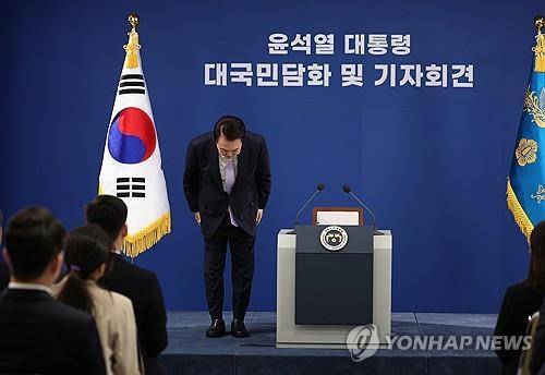 윤석열 대통령, 대국민 사과 (서울=연합뉴스) 진성철 기자 = 윤석열 대통령이 7일 오전 서울 용산 대통령실 청사 브리핑실에서 열린 '대국민담화 및 기자회견'에서 고개 숙여 대국민 사과를 하고 있다. 2024.11.7
