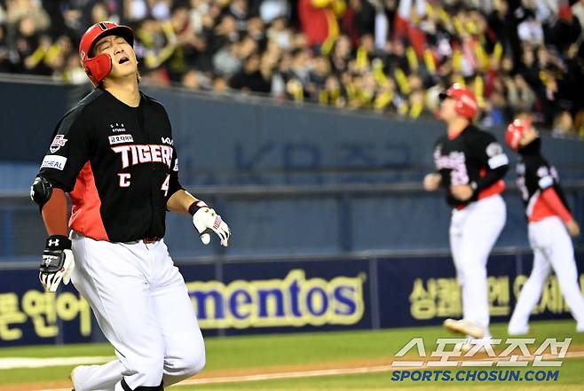 4일 잠실야구장에서 열린 KIA와 LG의 경기, 4회초 2사 1,3루 KIA 나성범이 2루수 직선타로 물러나며 아쉬워하고 있다. 잠실=허상욱 기자 wook@sportschosun.com/2025.04.04/