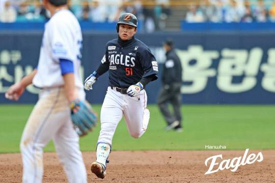 문현빈은 5일 대구 삼성 라이온즈파크에서 열린 '2025 신한 SOL 뱅크 KBO리그' 삼성라이온즈와의 원정경기에서 솔로와 쓰리런 등 홈런 2방으로 4타점을 쓸어 담으며 7-6 역전승의 주역이 됐다. 한화이글스 제공