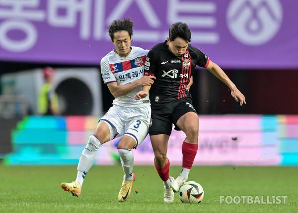 박철우(왼쪽, 수원FC), 조영욱(FC서울). 서형권 기자