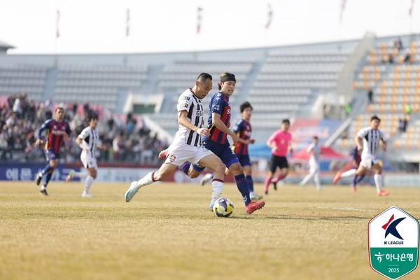 문선민(왼쪽, FC서울), 박철우(수원FC). 한국프로축구연맹 제공