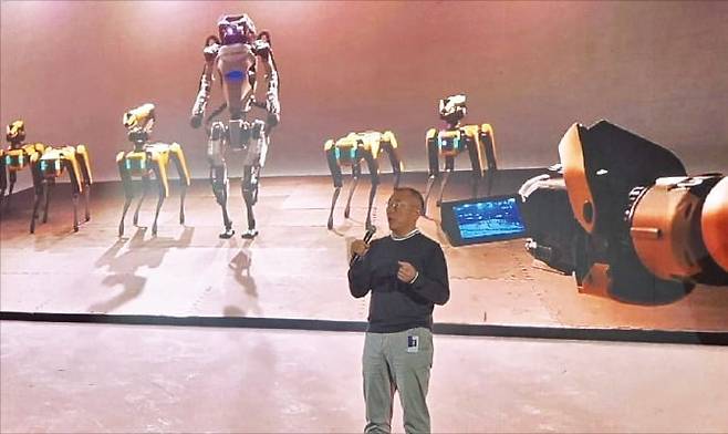 정의선 현대자동차그룹 회장이 지난달 27일 미국 보스턴다이내믹스에서 열린 타운홀 미팅에서 미래 비전을 설명하고 있다. /마크 테어먼 보스턴다이내믹스 최고전략책임자(CSO) SNS 링크트인