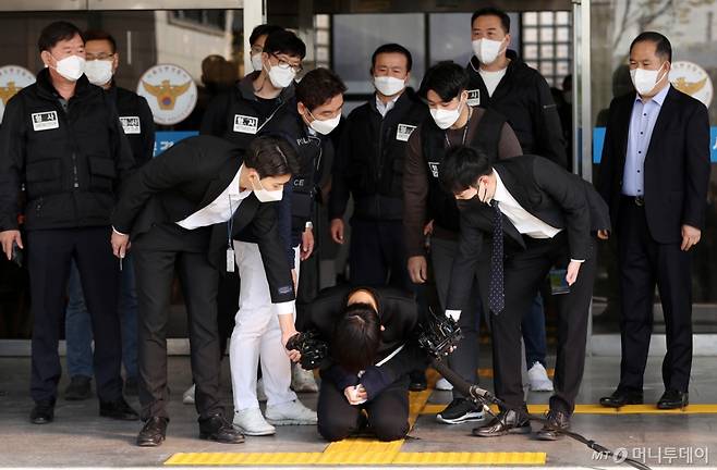 노원구 세 모녀 살인 피의자 김태현(25)이 9일 오전 서울 도봉경찰서에서 검찰로 송치되기 앞서 무릎을 꿇고 있다. /사진=김휘선 기자