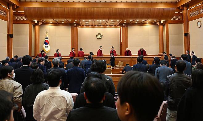 문형배 헌법재판소장 권한대행을 비롯한 재판관들이 4일 서울 종로구 헌법재판소 대심판정에서 윤석열 대통령 탄핵심판 인용 결정을 선고한 뒤 대심판정을 나가고 있다. 연합뉴스