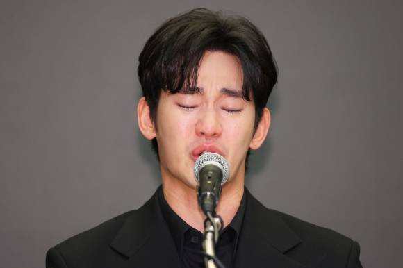 눈물로 호소하는 김수현 - 배우 김수현이 31일 오후 서울 마포구 스탠포드 호텔에서 미성년자였던 배우 고 김새론과 교제했다는 의혹과 관련해 입장발표 기자회견을 하고 있다. 2025.3.31 연합뉴스