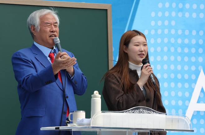 전광훈 사랑제일교회 목사가 6일 오전 서울 종로구 세종대로 동화면세점~코리아나호텔 앞 편도 전 차로에서 열린 사랑제일교회의 전국 주일 연합 예배를 진행되고 있다. (사진=뉴시스)