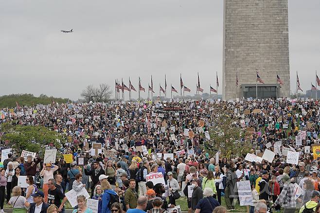 5일(현지시간) 미국 워싱턴DC의 워싱턴 기념탑 일대가 도널드 트럼프 미국 대통령에 반대하는 시위대로 인산인해를 이루고 있다. 2025.04.05 ⓒ 로이터=뉴스1 ⓒ News1 정지윤 기자
