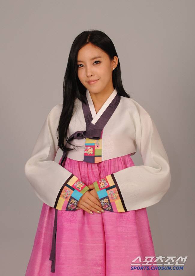 2009년 데뷔후 스포츠조선 추석 인터뷰에서 한복 포즈를 취하고 있는 효민. 스포츠조선DB