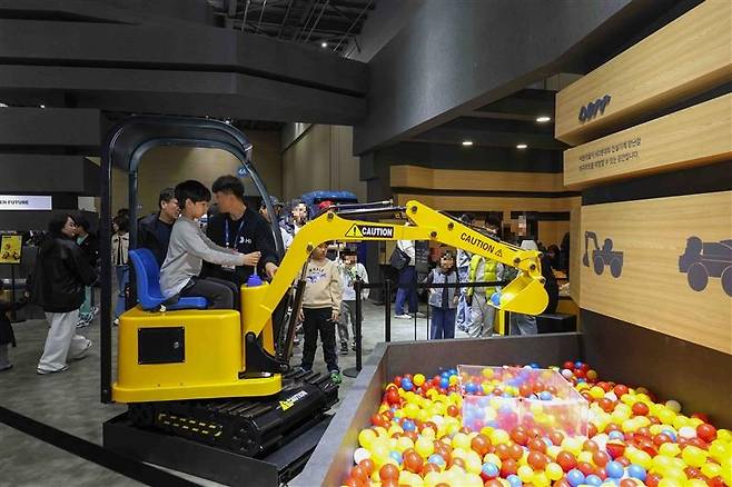 2025서울모빌리티쇼, HD현대 굴착기 체험