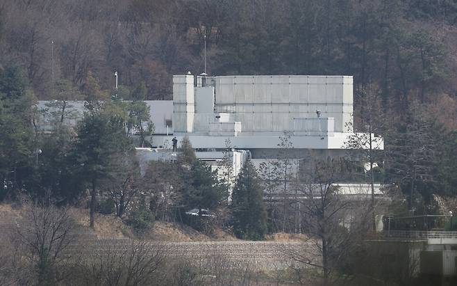 헌법재판소의 윤석열 대통령 탄핵 인용 선고 직후인 4일 오전 서울 용산구 관저에 경비가 삼엄하다. 신소영 기자 viator@hani.co.kr