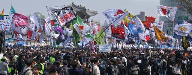 4일 윤석열 전 대통령 탄핵 선고가 이뤄진 직후 서울 종로구 동십자각 앞에서 시작해 정부서울청사로 행진하는 시민들이 손피켓 및 깃발을 들고 자축하고 있다. 최주연 기자