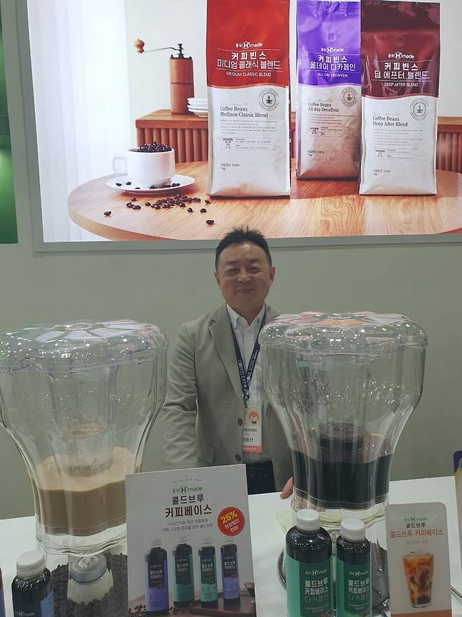 신동건 전무가 콜드브루 커피베이스 제품들을 소개하고 있다. 윤현주 기자