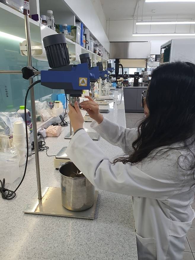 이혜원 사원이 푸룬 음료를 배합하고 있다. 윤현주 기자