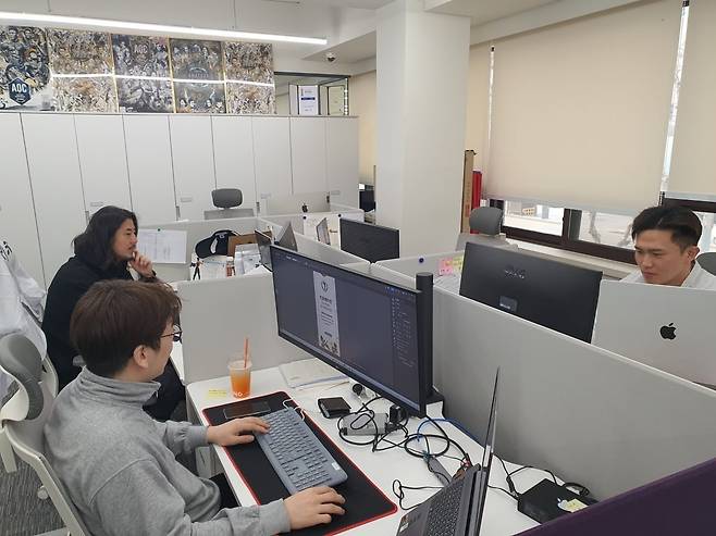 흥국에프엔비 자회사 나바 아시아(보디빌딩 피트니스 회사) 직원들이 일하고 있다. 윤현주 기자