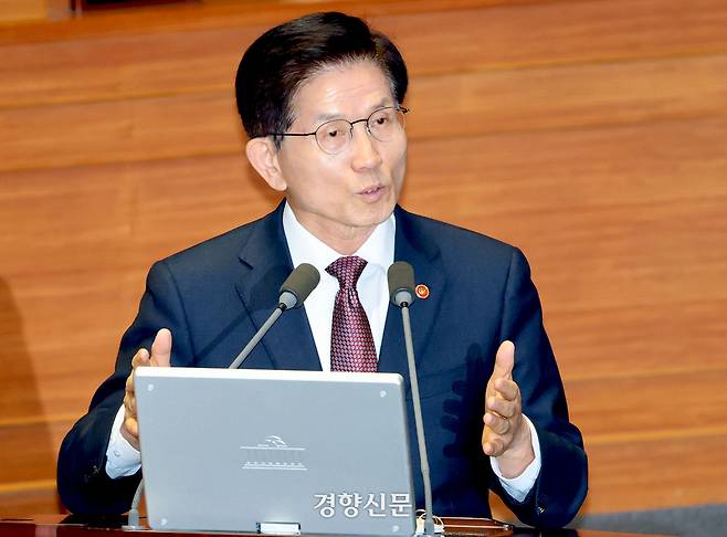 김문수 고용노동부 장관이 지난 3일 국회 본회의 긴급현안질문에서 심우정 검찰총장 딸 특혜채용 의혹에 대한 한정애 더불어민주당 의원의 질의에 답하고 있다. 박민규 선임기자