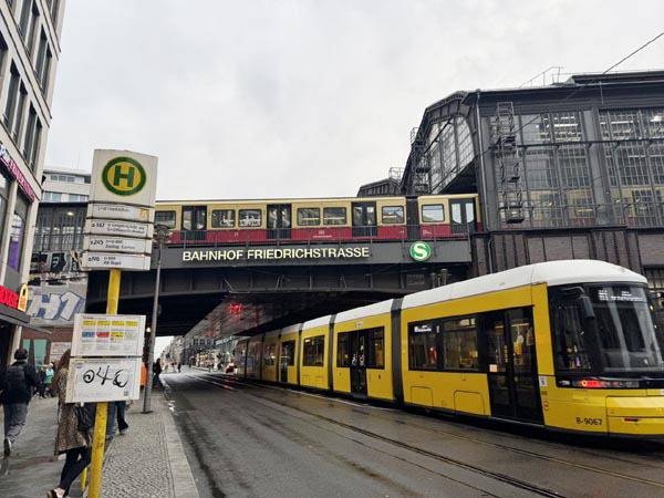 독일 베를린 프리드리히슈트라세역. S반(광역전철)과 트램, 버스 정류소가 연계 인접해 있다. 독일교통정책연구팀 제공