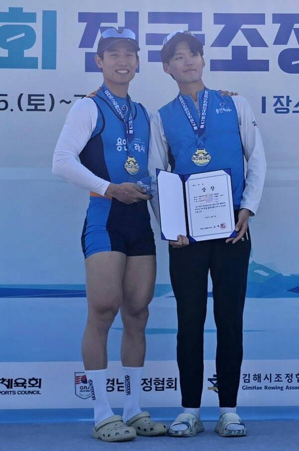 남자 일반부 경량급 더블스컬서 우승한 이종희(오른쪽)와 이재승. 용인시청 제공