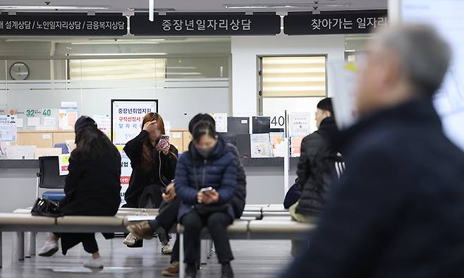서울의 한 고용센터에서 상담을 기다리는 시민들 모습. 뉴스1