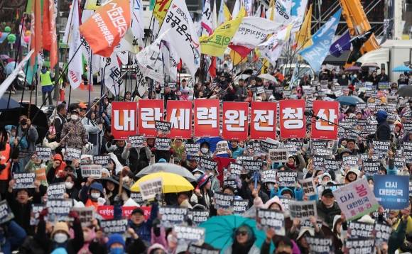 尹 파면 축하 집회하는 비상행동 - 헌법재판소의 윤석열 전 대통령에 대한 파면 선고 이후 첫 주말인 5일 서울 종로구 경복구 동십자각에서 윤석열 즉각퇴진·사회대개혁 비상행동 주최로 ‘주권자 시민 승리의 날’ 집회가 열리고 있다. 2025.4.5 뉴스1