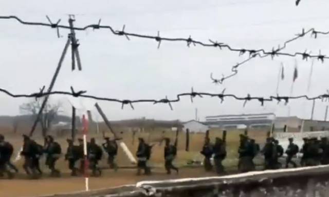 러시아 훈련장에 도착하고 있는 북한군으로 추정되는 군 병력. 뉴스1·시레나 X(옛 트위터) 캡처