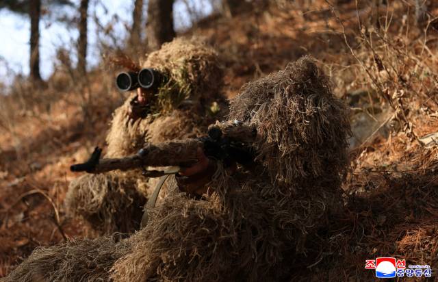 김정은 북한 국무위원장이 지난 4월 4일 특수작전부대 훈련기지를 방문하고 종합훈련을 지도했다고 조선중앙통신이 5일 보도했다. 조선중앙통신·연합뉴스