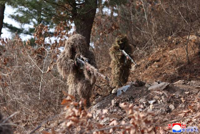 김정은 북한 국무위원장이 지난 4월 4일 특수작전부대 훈련기지를 방문하고 종합훈련을 지도했다고 조선중앙통신이 5일 보도했다. 조선중앙통신·연합뉴스