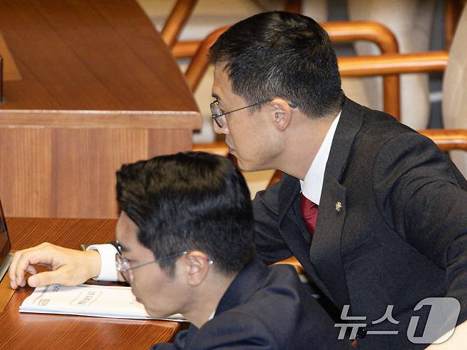 김상욱 국민의힘 의원이 27일 오후 서울 여의도 국회에서 열린 제422회 국회(임시회) 제7차 본회의에서 참석해 있다. 김 의원은 국힘이 당론으로 반대로 정한 명태균과 관련한 불법 선거개입 및 국정농단 사건 등의 진상규명을 위한 특별검사의 임명 등에 관한 법률안에 찬성표를 던졌다. 2025.2.27/뉴스1 ⓒ News1 이재명 기자