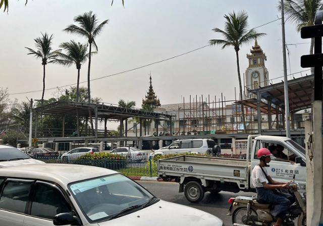 3일 미얀마 만달레이 시청 앞에 오는 13일부터 시작되는 물 축제 '띤잔' 행사를 앞두고 공연 시설이 설치되고 있다. 만달레이=허경주 특파원