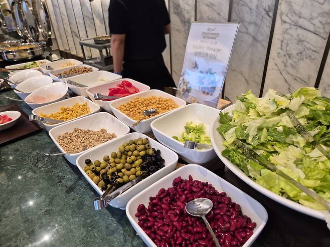 신세계푸드가 운영하는 신검단 로열파크씨티Ⅱ 뷔페 샐러드바 모습. 사진=민보름 기자