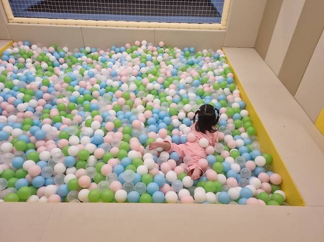 4월 5일 신검단 로열파크씨티Ⅱ 단지 내 커뮤니티 시설인 키즈카페 볼풀에서 아기가 놀고 있다. 사진=민보름 기자