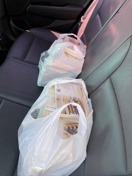 꼬마김밥을 배달하려 뒷좌석에 실었다./사진=남형도 기자