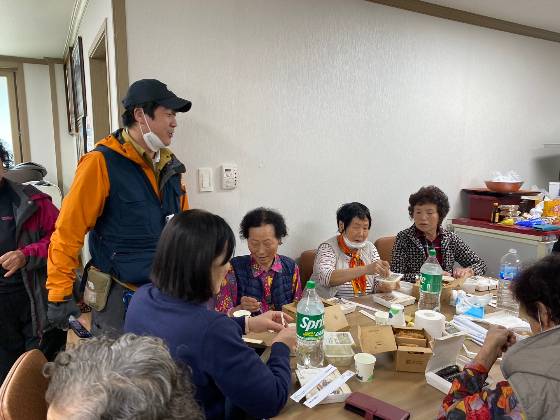 할머니들과 대화하는 이동환 에이팟코리아 상임이사./사진=남형도 기자