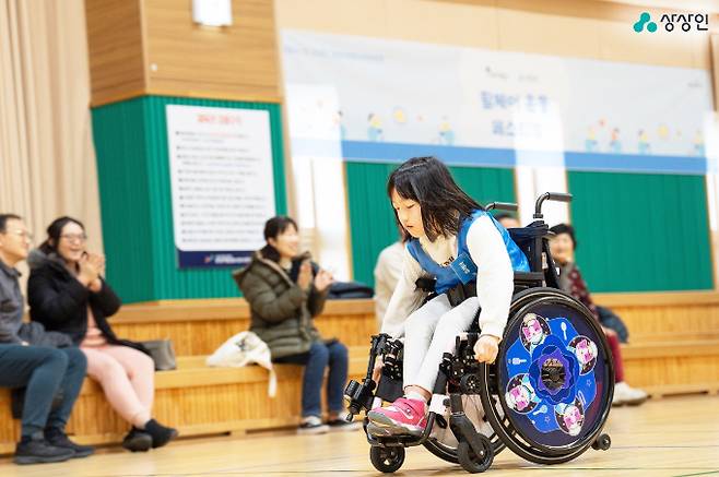 한 아동이 경기도 성남시에 소재한 야탑유스센터에서 휠체어 운동에 참여하고 있다./사진=상상인그룹