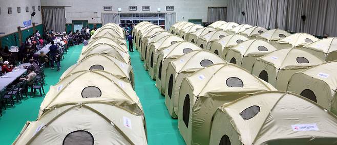 7일 오후 경남 하동군 옥종면 옥천관에 마련된 하동 산불 이재민 대피소에서 이재민, 공무원, 자원봉사자 등이 모여 있다. 연합뉴스