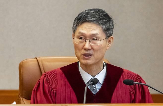 문형배 헌법재판소장 권한대행이 4일 서울 종로구 헌법재판소에서 열린 윤석열 대통령의 탄핵심판 선고기일에서 결정문을 낭독하고 있다. 뉴시스