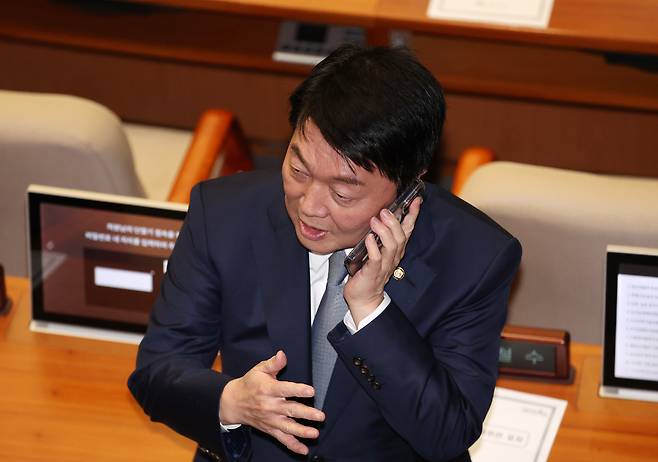 국민의힘 안철수 의원이 지난 2일 서울 여의도 국회에서 열린 본회의에 참석해 전화를 하고 있다. 연합뉴스